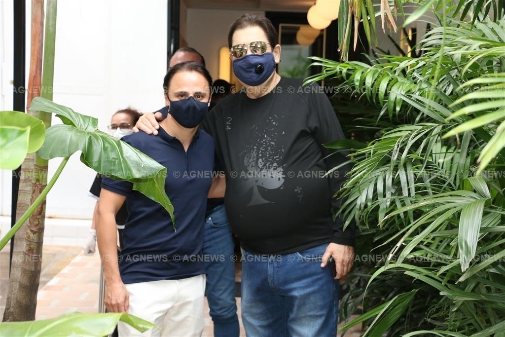 Faustão fecha restaurante para almoço com amigos e distribui notas de R$100