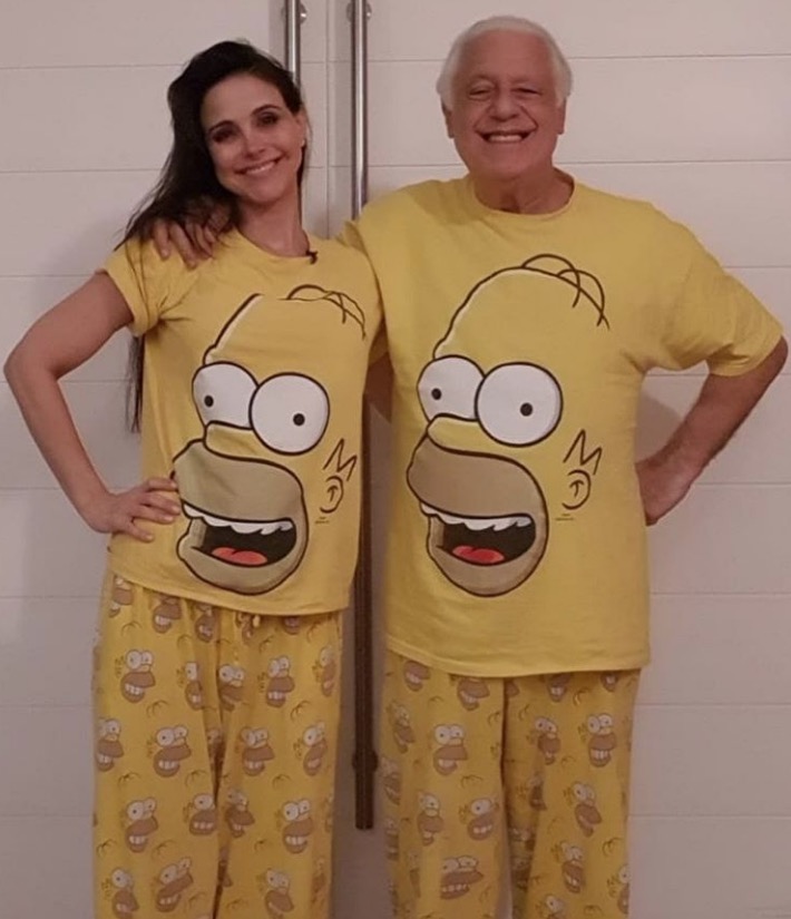 Antonio Fagundes aparece ao lado de mulher combinando pijamas e encanta web