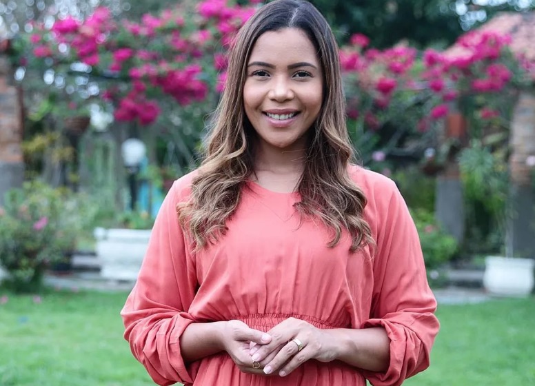 Cantora Amanda Wanessa abre os olhos após grave acidente de carro