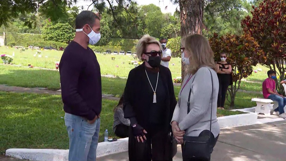 Ana Maria Braga dá último adeus a Tom Veiga; ator foi enterrado hoje em SP