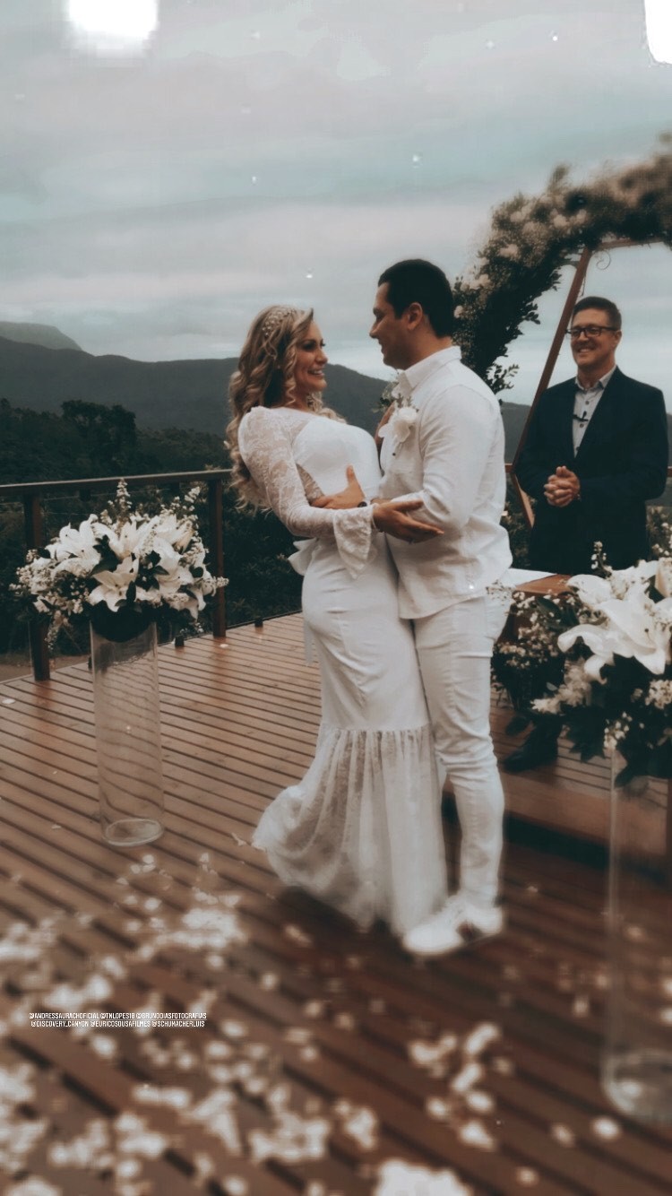 Andressa Urach se casa em cerimônia íntima: 'louca para a lua de mel'