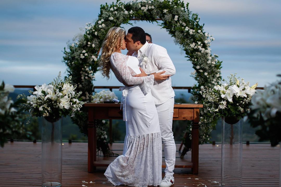 Andressa Urach abre álbum de fotos do casamento com Thiago Lopes