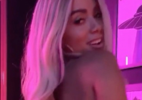 No 'quarto do sexo', Anitta rebola e mostra bumbum gigante de microshort