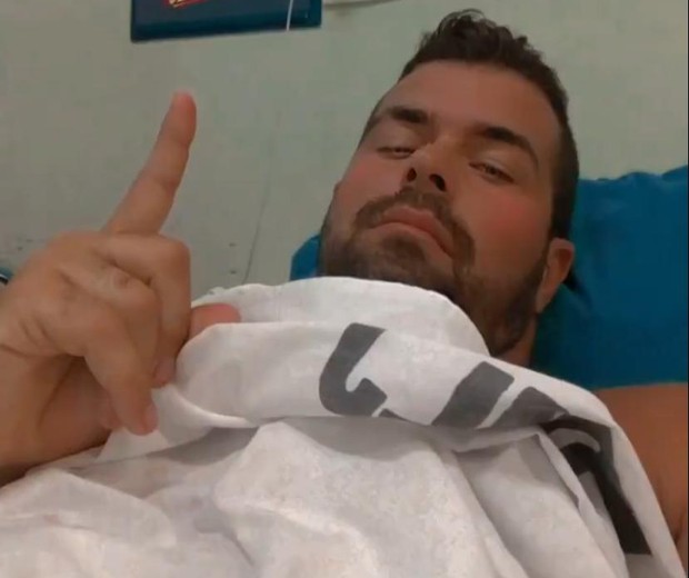 Borat posta selfie no hospital após quadro de saúde apresentar melhora