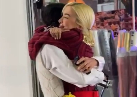 Vídeo: Bruna Marquezine reencontra Manu Gavassi após quase um ano