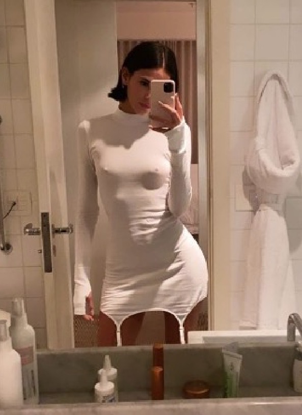Bruna Marquezine sensualiza com mamilos marcados em vestido branco