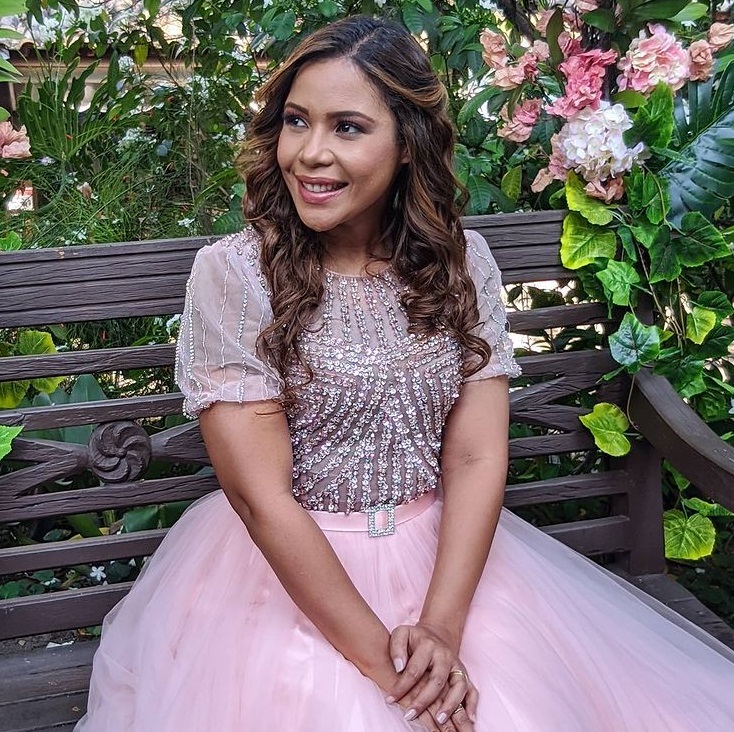 Na UTI, cantora Amanda Wanessa mexe pernas e braços após acidente