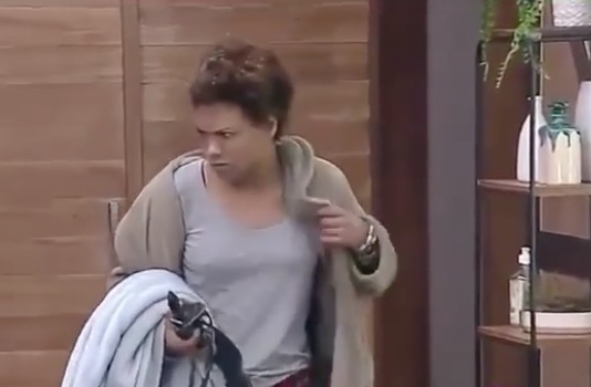 Enfurecida, Lidi dorme na sala após ronco de Jojo Todynho em A Fazenda