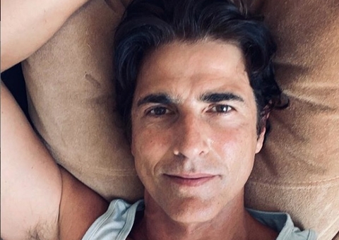 Reynaldo Gianecchini impressiona ao aparecer com cabelo todo branco