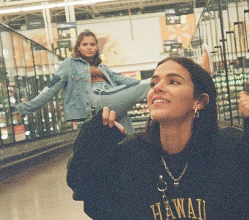Irmã de Bruna Marquezine completa 18 anos e atriz se declara: 'até a lua'