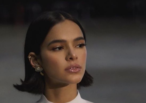 Bruna Marquezine sensualiza com mamilos marcados em vestido branco