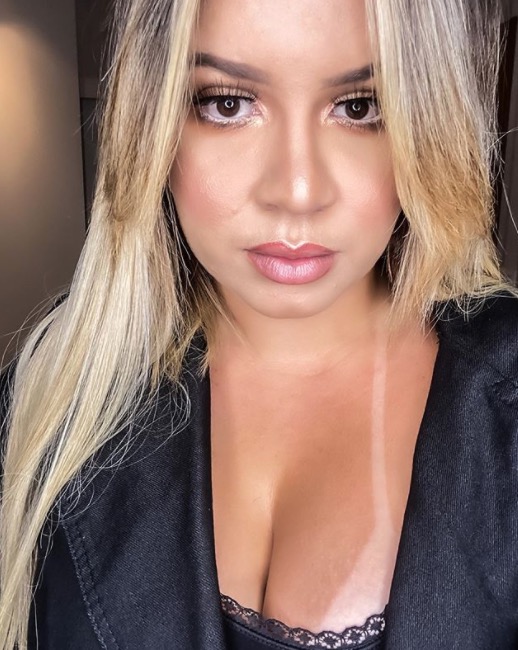 Marília Mendonça deixa 'escapar' marquinha de biquíni em clique ousado  