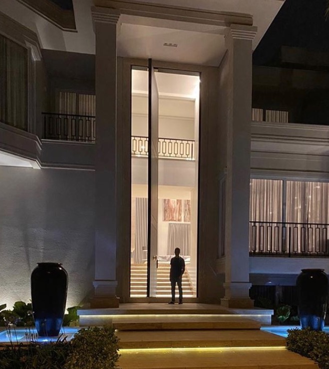Rodrigo Faro impressiona com porta gigante de sua mansão; Veja