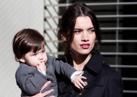 Ex-agente diz que modelo encontrada no Rio foi forçada a deixar a filha