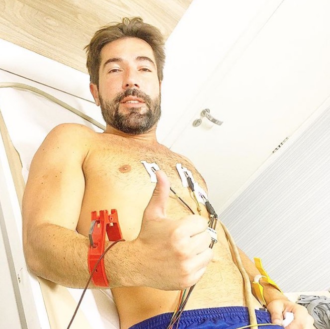 Com foto no hospital, Sandro Pedroso faz textão e preocupa seguidores