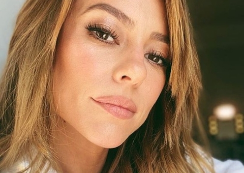 Paolla Oliveira mostra bumbum e coxas gigantes em foto de biquíni