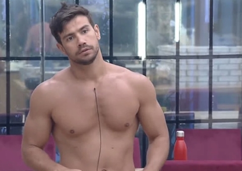 Vídeo: Mariano se descuida e mostra o pênis em A Fazenda 