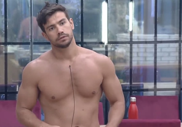 Vídeo: Mariano se descuida e mostra o pênis em A Fazenda 