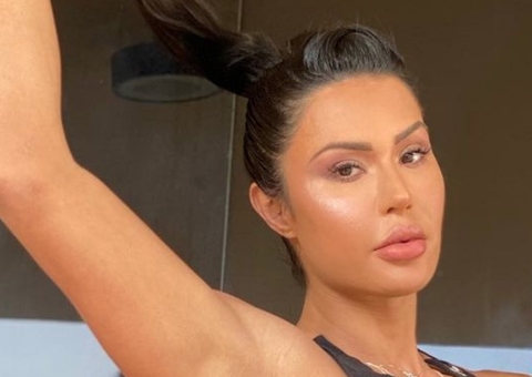 Gracyanne Barbosa senta em barra de ferro e evidencia bumbum gigante