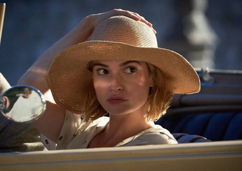 Atriz do filme 'Rebecca', da Netflix, teve ataques de pânico após fim das gravações