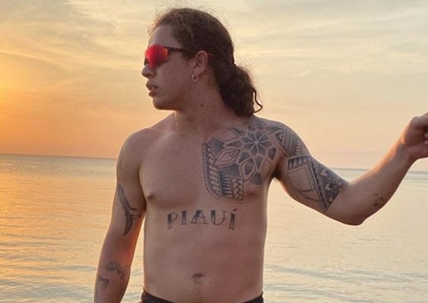 Whindersson Nunes e affair trocam carícias em Presidente Figueiredo 