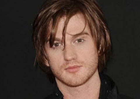 Ator de Minhas Mães e Meu Pai, Eddie Hassell, morre aos 30 anos 