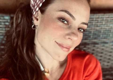 Paolla Oliveira deixa bumbum 'escapar' em foto sexy