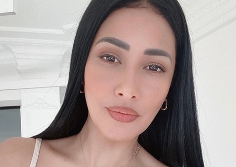 Simaria faz topless em praia na Espanha 