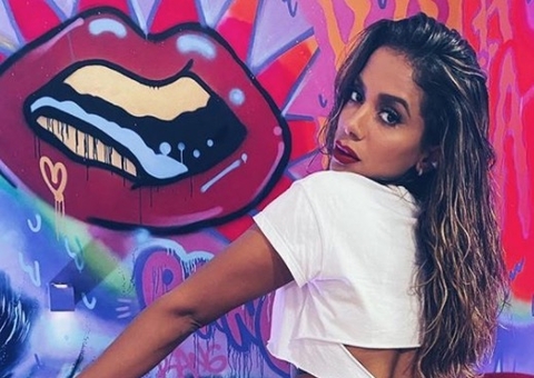 Anitta mostra perfumes que usa nas partes íntimas: 'exclusivo para pepeca'