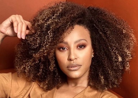 Foto do RG de Sheron Menezzes dá o que falar na internet 