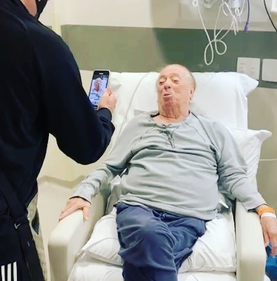 Raul Gil recebe alta de hospital após crise de diverticulite
