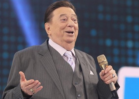 Raul Gil recebe alta de hospital após crise de diverticulite