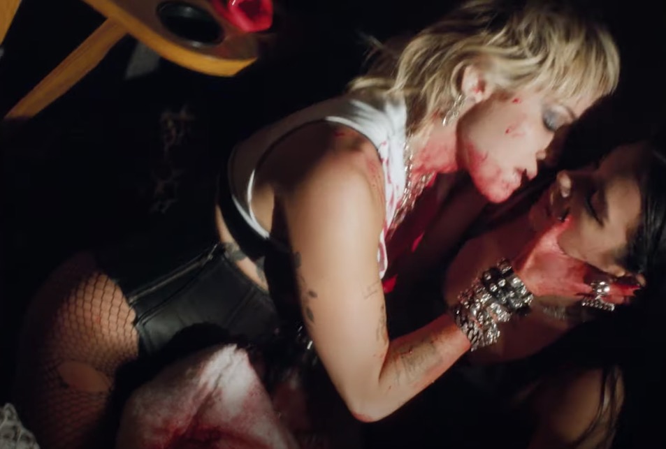 Miley Cyrus e Dua Lipa aparecem em cenas quentes no clipe de 'Prisioner'