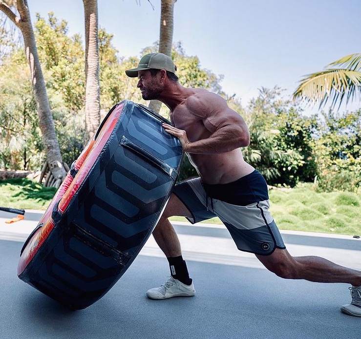 Chris Hemsworth surge em foto com corpo ultra musculoso sem camisa