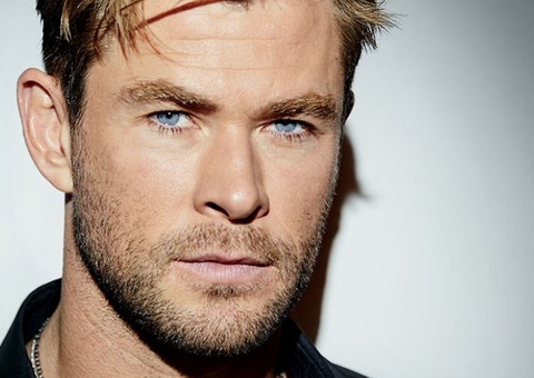 Chris Hemsworth surge em foto com corpo ultra musculoso sem camisa