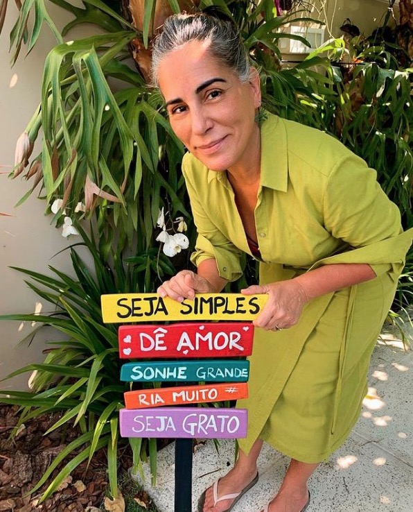 Glória Pires assume cabelos brancos 'contra vontade da família'