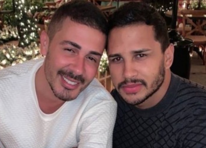 Carlinhos Maia filma Lucas Guimarães na privada e deixa pênis escapar