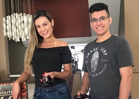 Andressa Urach vive vida simples após doações à igreja; filho não tem plano