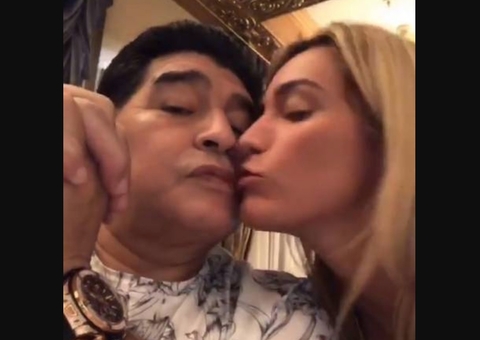 Ex de Maradona chora ao ser barrada em velório pela 1ª mulher do ídolo