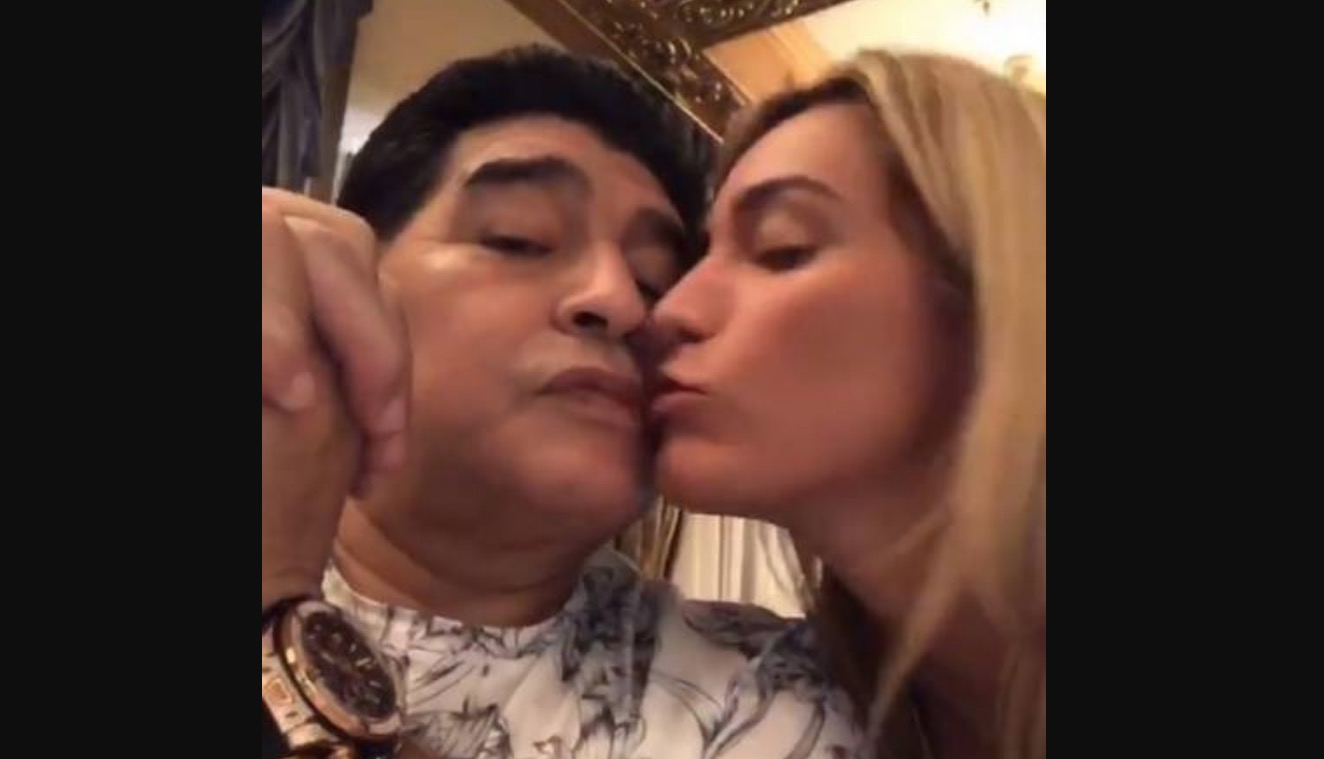 Ex de Maradona chora ao ser barrada em velório pela 1ª mulher do ídolo