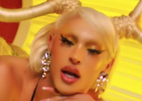 Pabllo Vittar sacode bumbum gigante com biquíni de fita no clipe 'Bandida'