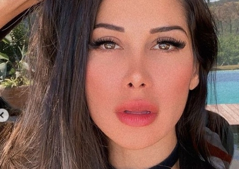 Mayra Cardi posta vídeo pelada tomando banho e fotos com pé masculino