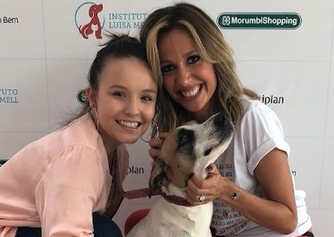 Larissa Manoela doa cadela que adotou de Luisa Mell 