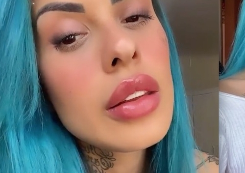 Turbinada, Tati Zaqui sensualiza com top branco sem sutiã   