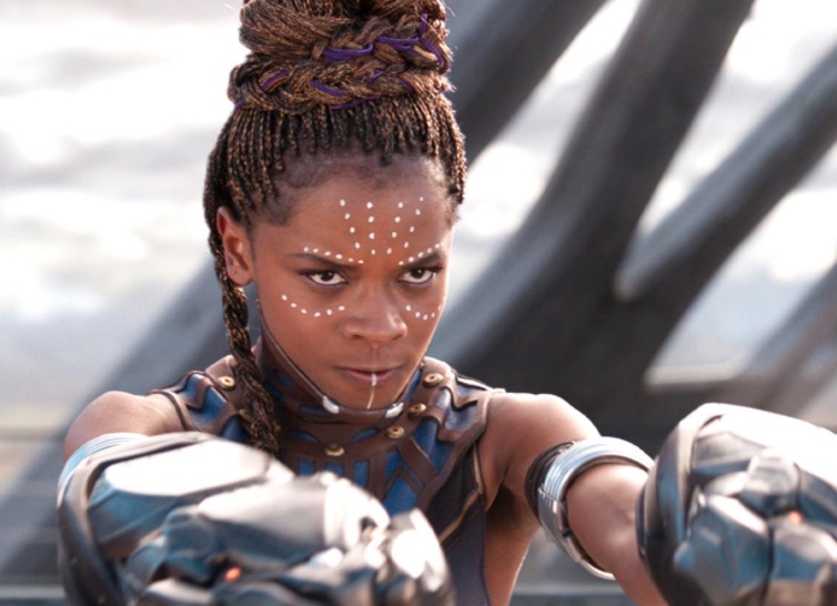 Atriz de Pantera Negra é criticada ao questionar vacina contra Covid-19