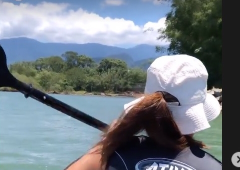 Fátima Bernardes curte passeio no mar com namorado após descobrir câncer 