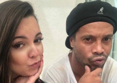 Ex-noiva de Ronaldinho sobre trisal: 'não conseguia viver sem as duas' 