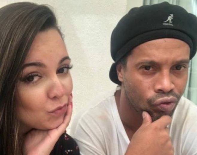 Ex-noiva de Ronaldinho sobre trisal: 'não conseguia viver sem as duas' 