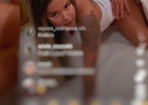 Influencer Lays Peace dá aula de sexo ao vivo