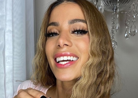Anitta usa top transparente e fica com seio completamente à mostra